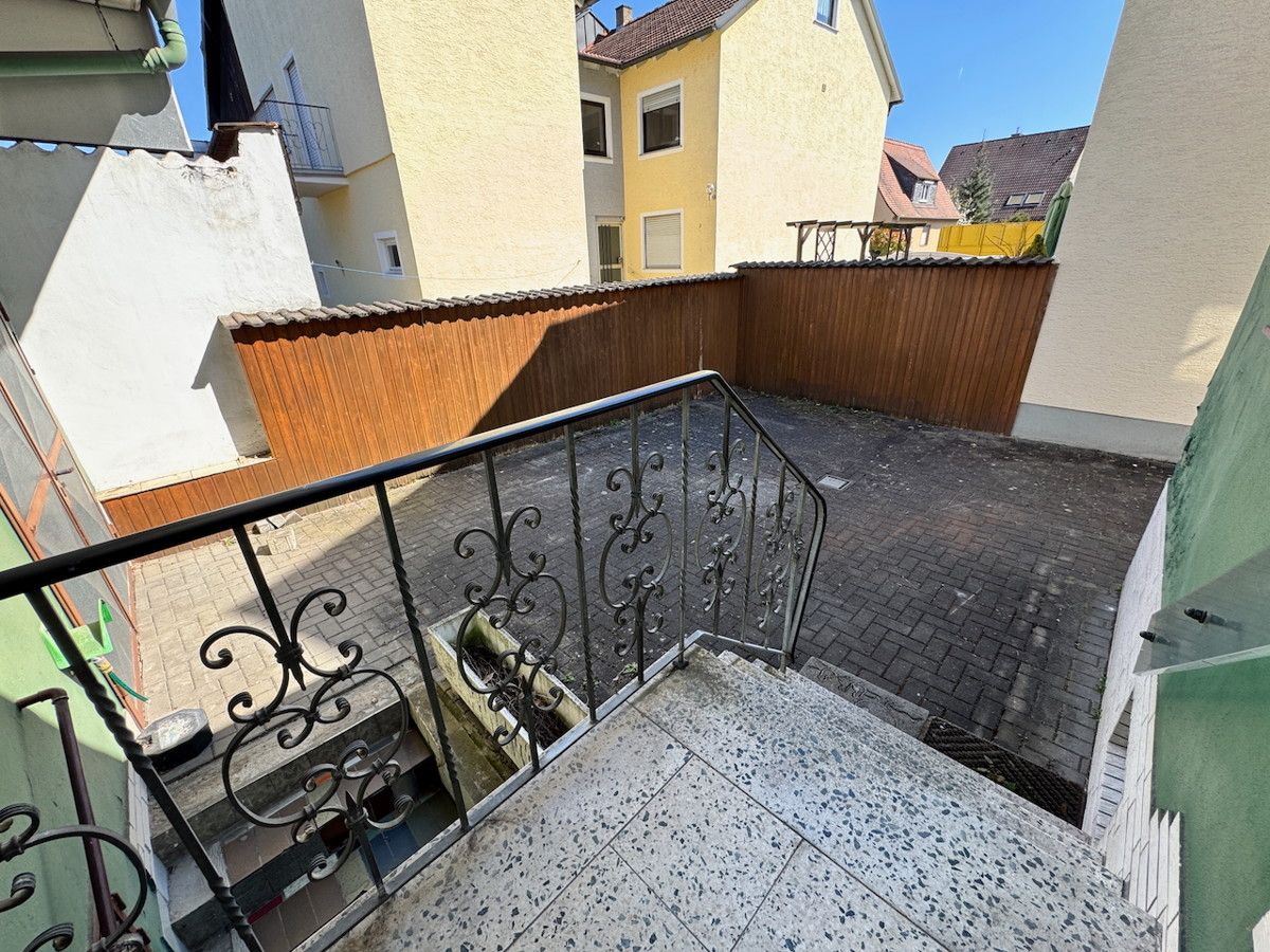 Objektansicht | Hof, Eingangsbereich und Garage
